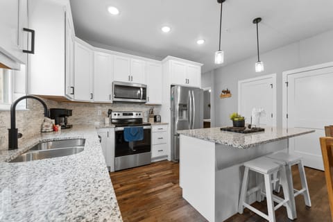 Full Kitchen with Major Appliances, Table & Bar Seating
