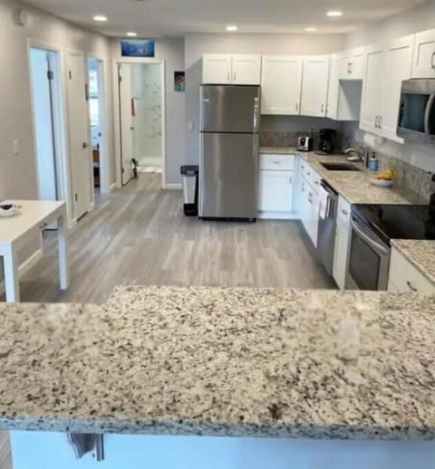 4 seat eat in kichen counter space.