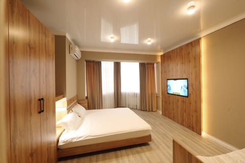 Comfort Triple Room, Shared Bathroom | Premium bedding, down comforters, desk, laptop workspace