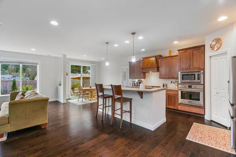 Deluxe House | Private kitchen | Fridge, microwave, oven, stovetop