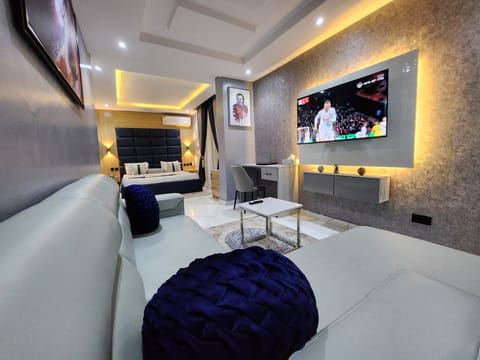Deluxe Studio Suite, 1 King Bed, Refrigerator | Frette Italian sheets, premium bedding, in-room safe, desk