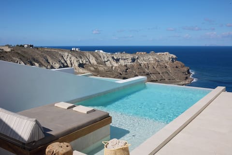 Deluxe Cliffside Suite with Private Infinity Pool & Heated Outdoor Jetted Tub - Caldera View | Terrace/patio