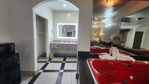 Presidential Suite, 1 King Bed, Smoking, Hot Tub | 1 bedroom, desk, laptop workspace, blackout drapes