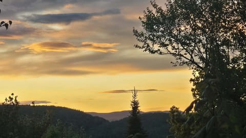 Séjournez au cœur de la nature et laissez les montagnes vous offrir leur plus beau spectacle chaque soir.