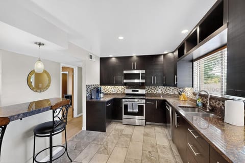 Spacious 3-bedroom with back yard, large kitchen, near Nob Hill/UNM/Uptown Apartment in Albuquerque