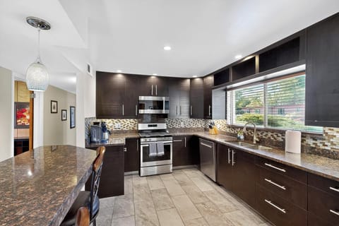 Spacious 3-bedroom with back yard, large kitchen, near Nob Hill/UNM/Uptown Apartment in Albuquerque