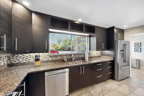 Spacious 3-bedroom with back yard, large kitchen, near Nob Hill/UNM/Uptown Apartment in Albuquerque