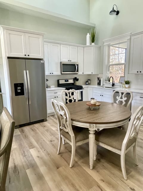 Fully equipped kitchen and indoor seating for 4