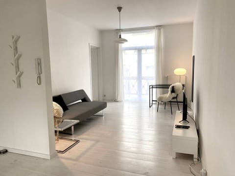 Apartment, 1 Bedroom, Smoking, Balcony | Living room