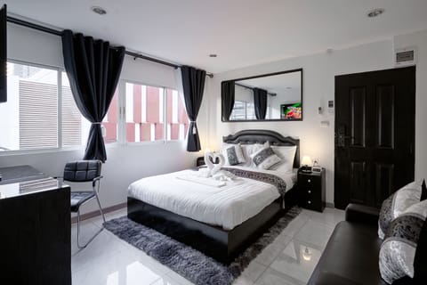 Junior Room, 1 Queen Bed, Non Smoking, City View | 1 bedroom, Egyptian cotton sheets, premium bedding, memory foam beds