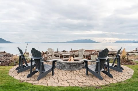 Unwind by the fire, sink into a chair & let the waves lull you into relaxation.