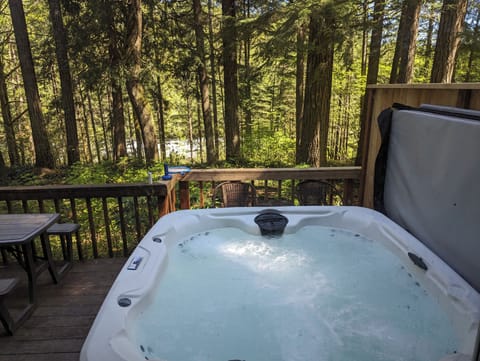 Hot tub on back deck overlooking the Sandy River