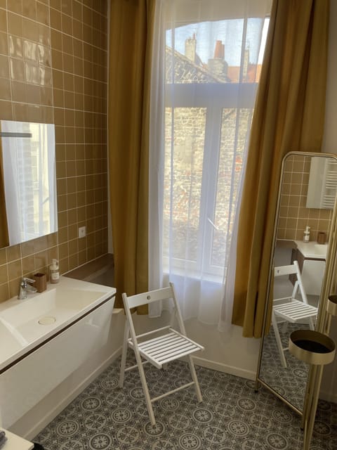 Family Apartment | Bathroom | Shower, hair dryer, towels, shampoo