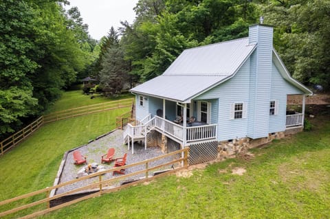 Southern Comfort - Southern Comfort - Nice yard plus a fenced yard for your fury family members.