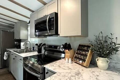 Kitchen with Spices, Dishwasher, Coffee