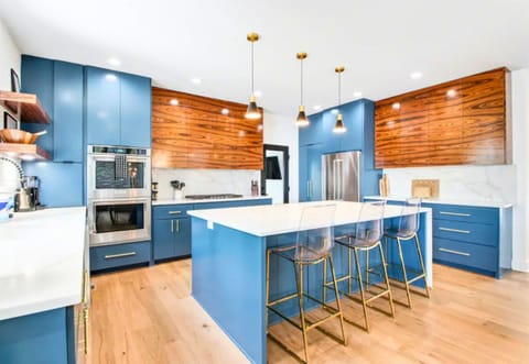 [Kitchen] Beautiful and Bright Kitchen with Island Seating and Stainless-Steel Appliances