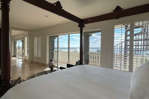 Grand Villa | Individually decorated, individually furnished, desk, free WiFi