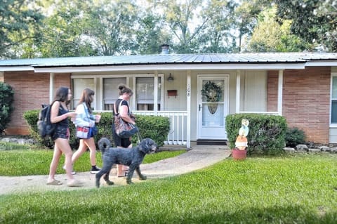 Pet-friendly home in the heart of McComb.