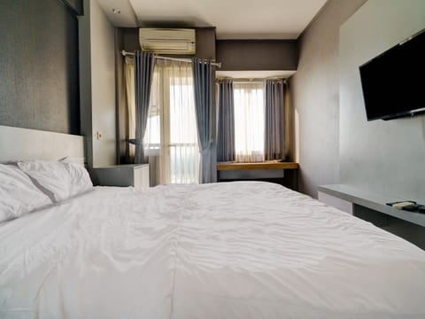 Deluxe Double Room | Laptop workspace, bed sheets