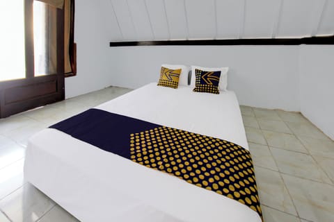 Deluxe Double Room | Laptop workspace, bed sheets