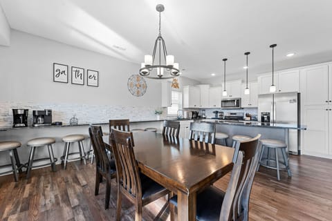 Full Kitchen, Dining Table, Extra Bar Seating