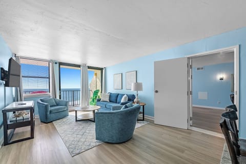 Living Room #601-With Connecting Door to #602