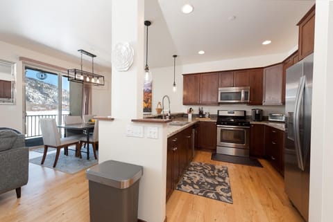 Fully stocked kitchen - Dining Space