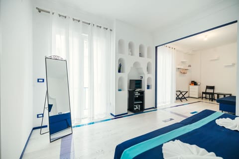 Premium Room | 1 bedroom, minibar, in-room safe, iron/ironing board