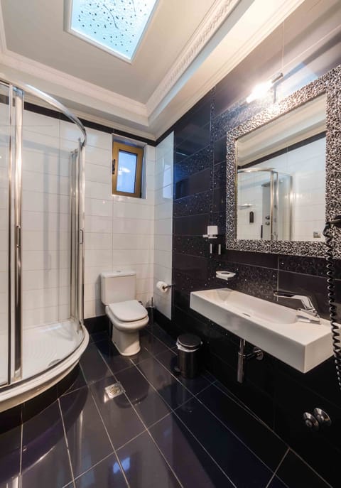 Luxury Room | Bathroom | Hair dryer, bathrobes, slippers, towels