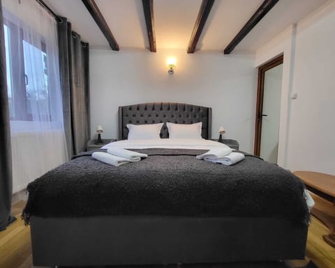 Deluxe Room | Desk, WiFi (free)