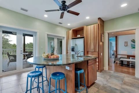 FULL KITCHEN WITH SEATING AREA