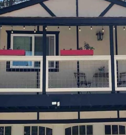 Modern 1-Bedroom Flat. Pet-friendly and perfect for a comfortable, connected stay.