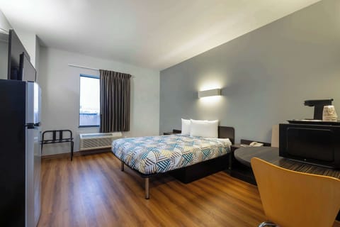 Standard Room, 1 Queen Bed, Non Smoking | Blackout drapes, free WiFi, bed sheets