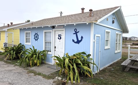 Welcome to Overboard! (Cottage 5)--a 1 BR/1 bath cottage with a full kitchen
