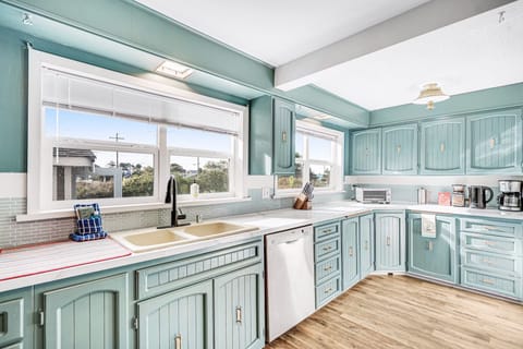 Large kitchen with:  Cuisinart coffee maker, grinder, crock pot, rice cooker.
