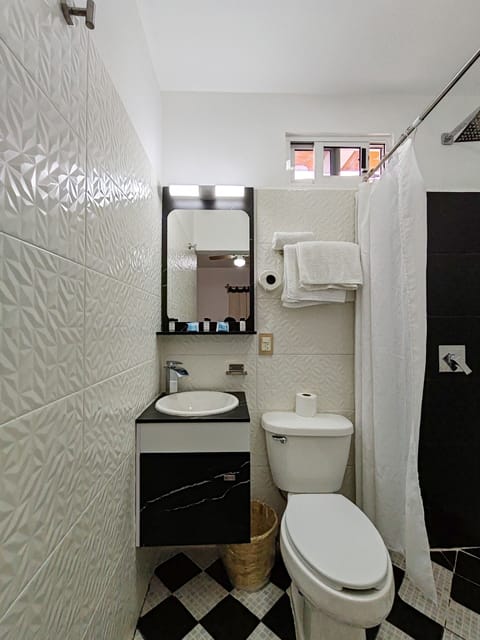 Standard Room | Bathroom | Free toiletries, towels