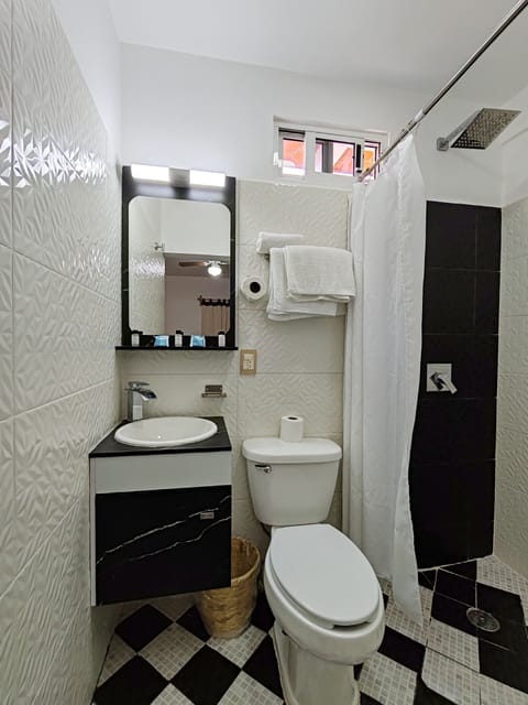Standard Room | Bathroom | Free toiletries, towels