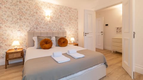 Rest and rejuvenation are on the agenda in this charming bedroom. From the sumptuous bedding to the carefully curated decor, every element invites you to unwind and have a peaceful night's sleep. #bedroom #airbnb