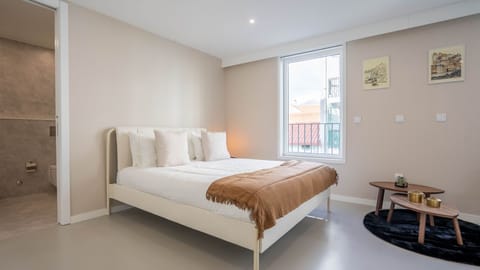 Experience the perfect blend of comfort and convenience in our bedroom connected to the kitchenette. Enjoy great natural lighting for a warm and inviting atmosphere. Your ideal retreat awaits. #ConvenientComfort #NaturalLightBedroom