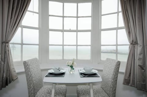 Apartment, 1 Bedroom, Ocean View | Dining