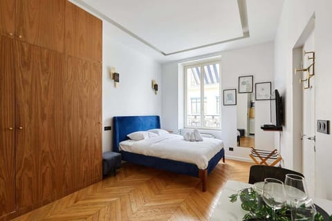 pièce principal avec un lit double