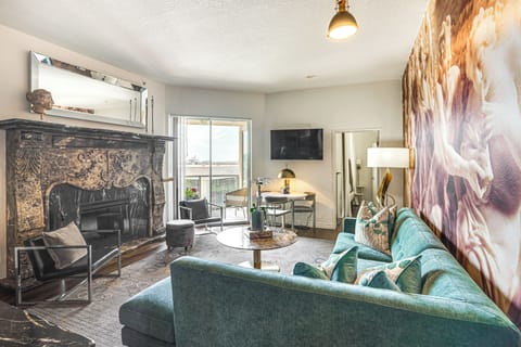 Long Beach Vacation Rental | 2BR | 2BA | Step Free via Elevator | 960 Sq Ft