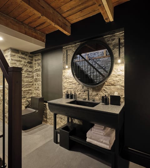 Small Standard Room (split floor) | Bathroom | Free toiletries, hair dryer, bathrobes, slippers