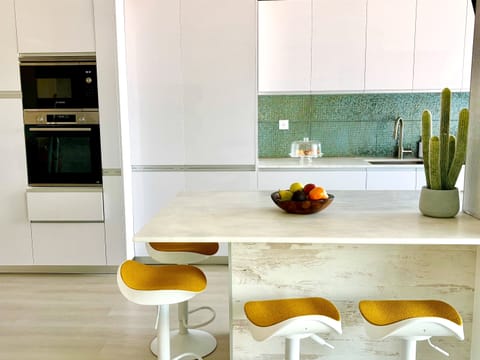 Breakfest Bar. Oven, Microwave, integrated Fridge/ freezer