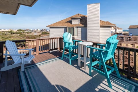 Enjoy a morning cup of coffee or afternoon cocktail while you peak at the ocean
