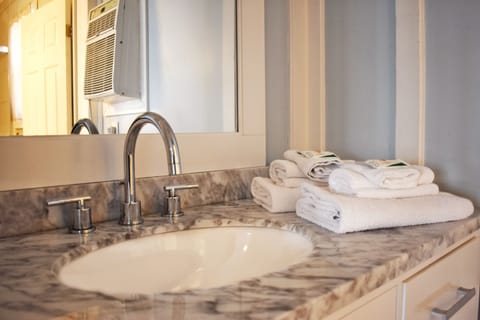 Deluxe Quadruple Room | Bathroom | Combined shower/tub, free toiletries, hair dryer, towels