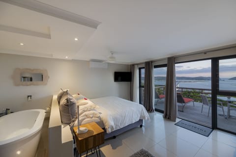 THE BLOEM SUITE FOUR | Premium bedding, free minibar items, in-room safe, desk