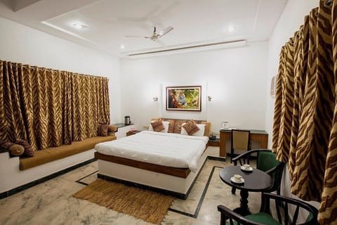 Deluxe Room | Desk, free WiFi