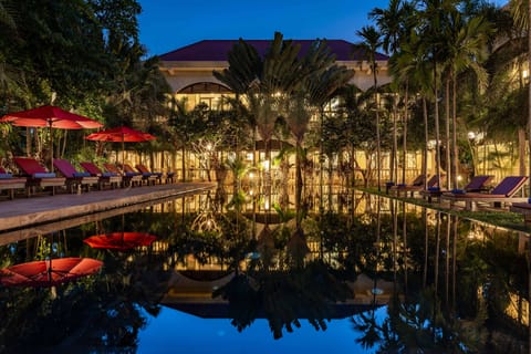 Outdoor pool, pool umbrellas, sun loungers