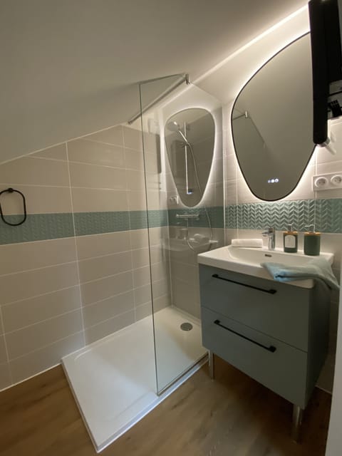 Comfort Room | Bathroom | Shower, free toiletries, hair dryer, towels